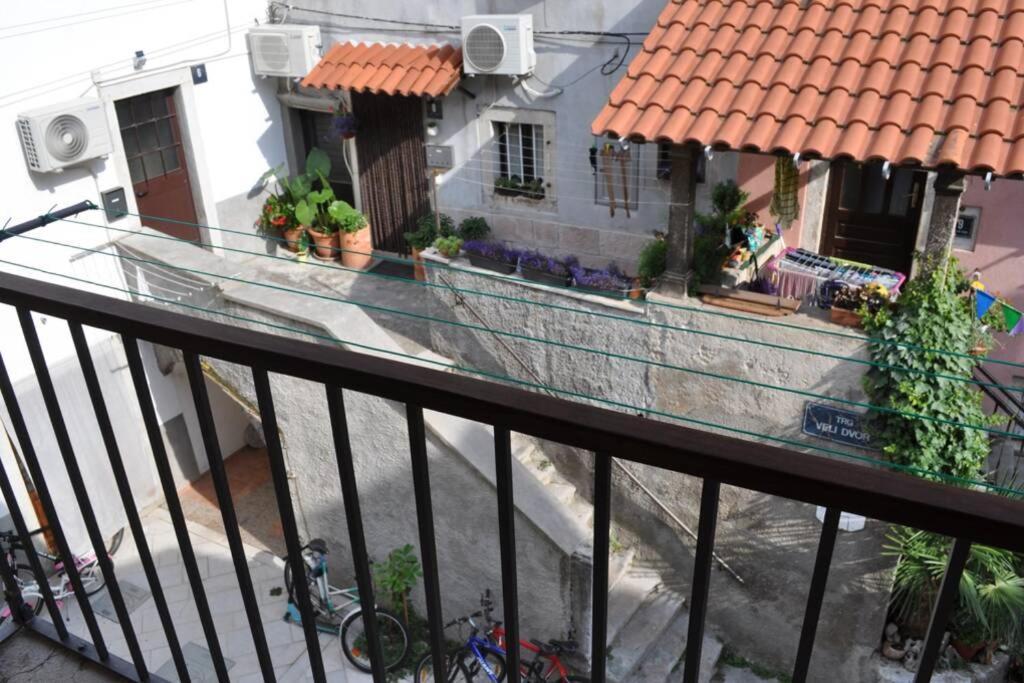 Apartment Veli Dvor Крес Екстериор снимка