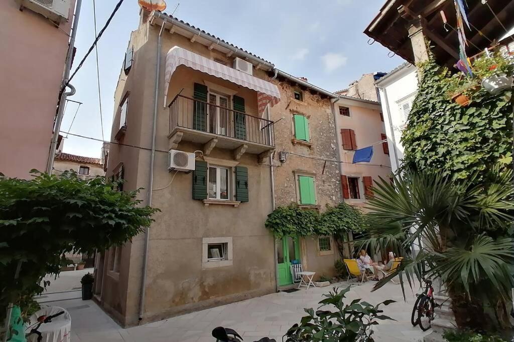 Apartment Veli Dvor Крес Екстериор снимка