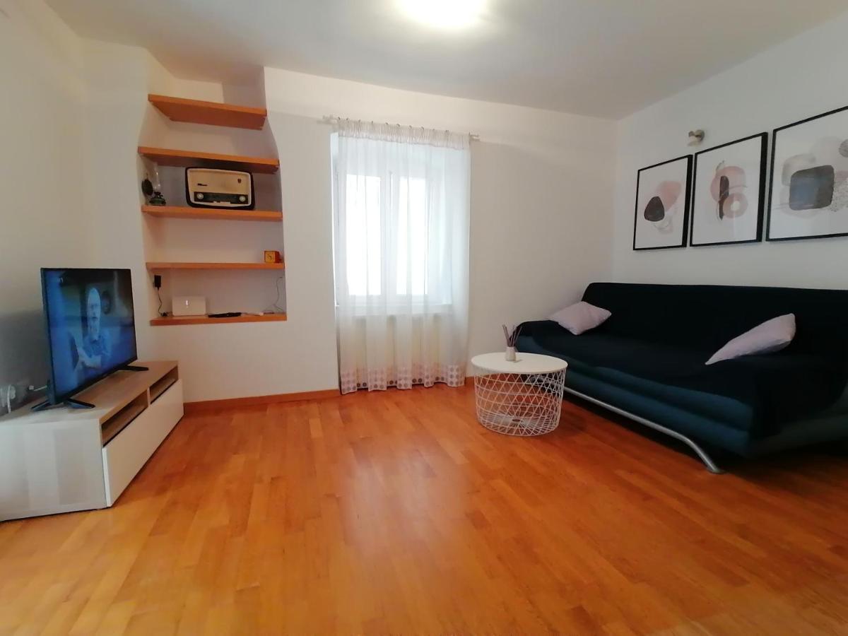 Apartment Veli Dvor Крес Екстериор снимка