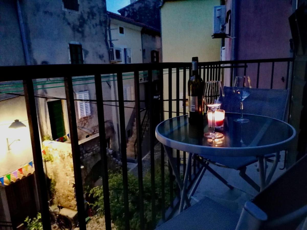 Apartment Veli Dvor Крес Екстериор снимка